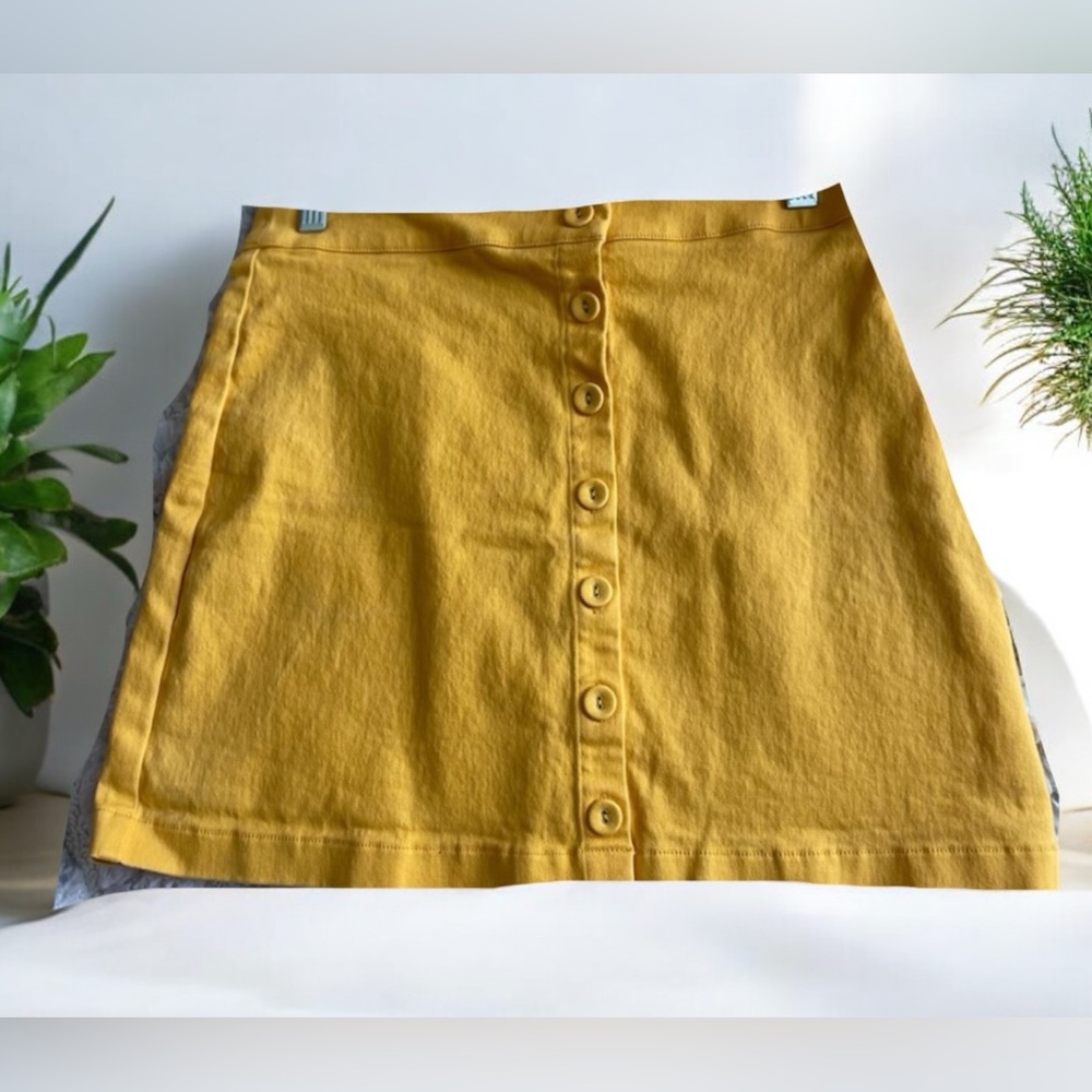 🚨 Yellow skirt size large from forever 21. Buttons up all front. Some stretch.